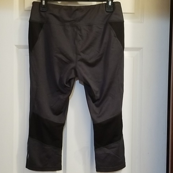 💥3/$10💥Reebok Workout Capris with Key Pocket - Picture 3 of 10